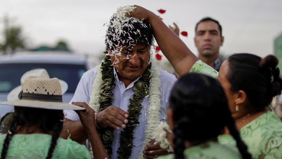 El presidente de Bolivia, Evo Morales, llega a su colegio electoral para votar, este domingo.