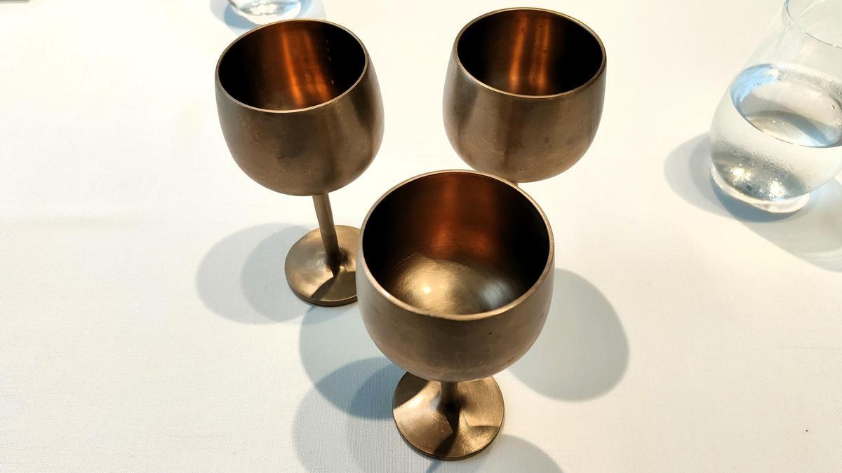 Copas de metal para brindar en el restaurante Disfrutar.