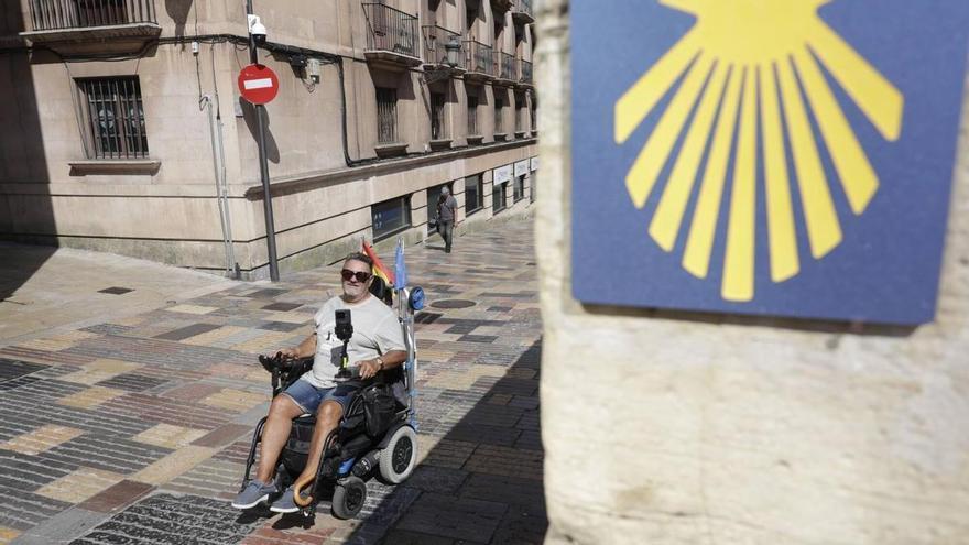 El Camino de Santiago en silla de ruedas del avilesino Juan Fernández Palizas: una gesta para visibilizar las barreras y homenajear a un amigo