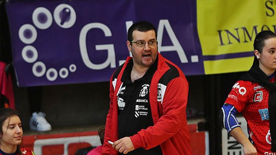 Isma Martínez da instrucciones durante un partido. |  // R. GROBAS