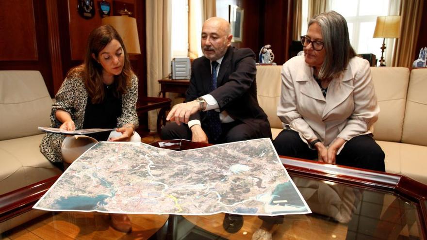 El delegado del Gobierno en Galicia, Javier Losada, durante la reunión de trabajo con la alcaldesa de La Coruña, Inés Rey, a la que asiste también la subdelegada del Gobierno, Pilar López Riobóo.