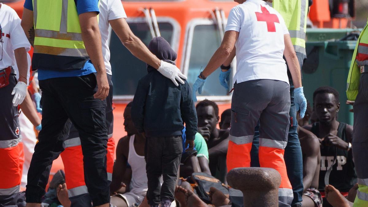 La salvamar Alpheratz rescata en la costa de Tenerife un cayuco con 91 personas a bordo, entre los 30 menores.
