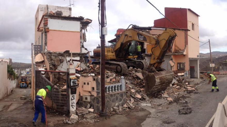 Trabajos de demolición de la vivienda de Lomo Grande, ayer.