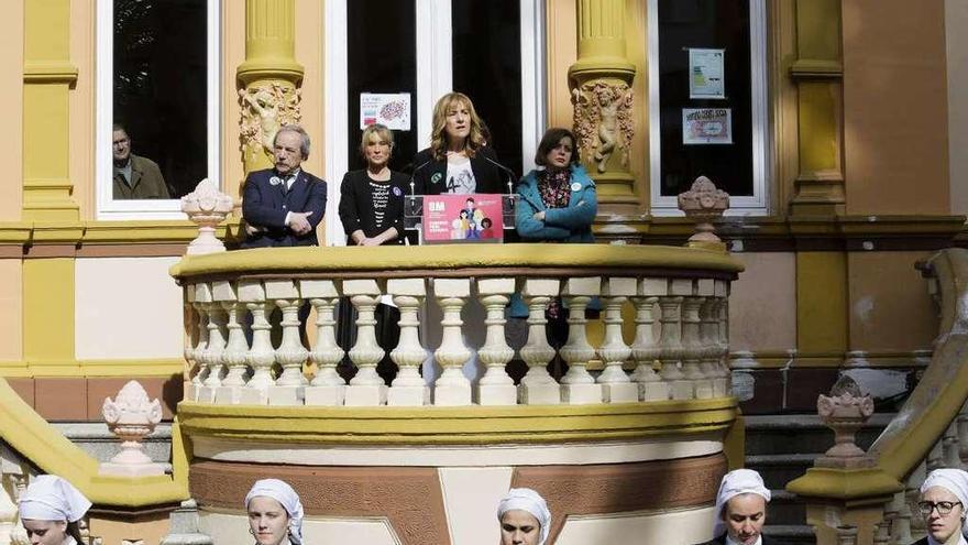 En el balcón, por la izquierda, López, Sonia Fidalgo (presentadora) Ponga y Taboada, ayer, en el acto.