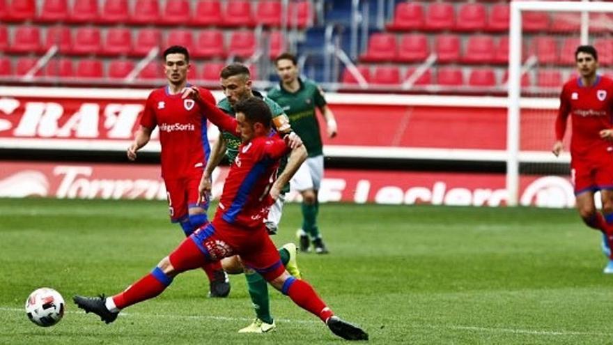 Una acción del Numancia-Racing disputado en Los Pajaritos. |  // CDNUMANCIA