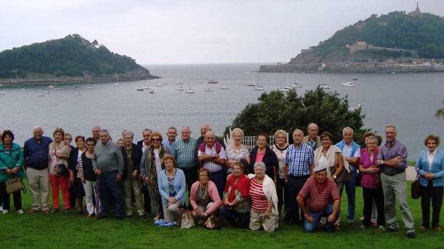 Los mayores de Onís viajan a San Sebastián y visitan el monte Igueldo