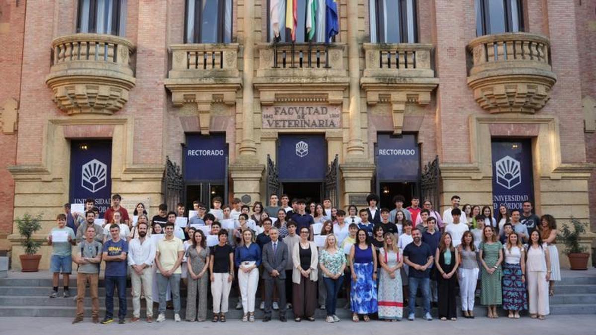 Foto de familia con el alumnado y profesorado que acudió a la clausura de Hipatia.