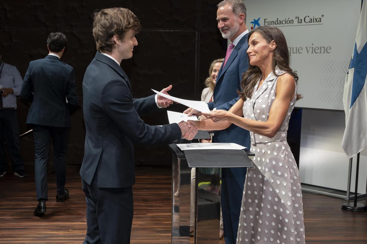 O santiagués Diego Martínez Taboada recollendo a súa beca de posgrado