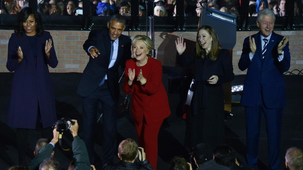 Los Clinton y los Obama, durante el acto de fin de campaña, este lunes en Filadelfia.