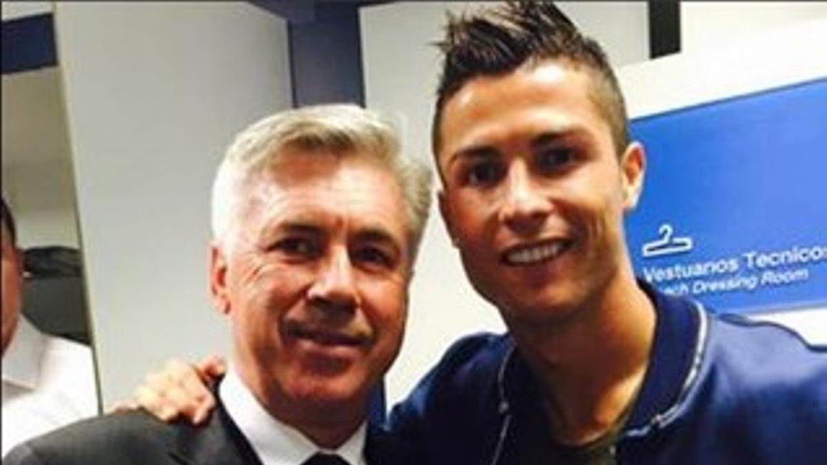 La foto del polémico tuit de Cristiano Ronaldo, en la que aparece abrazado a Ancelotti.