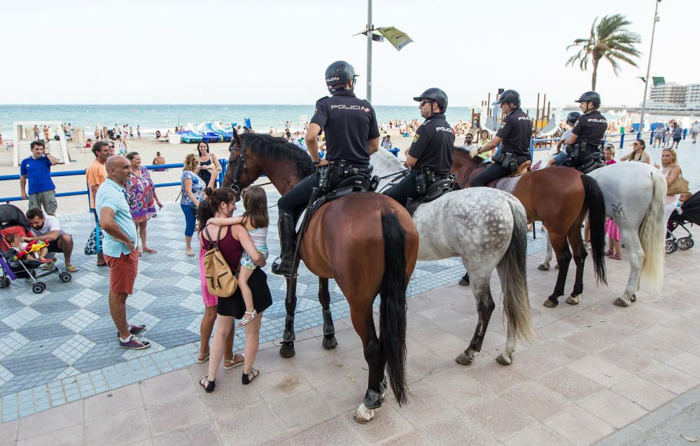 Los agentes se convierten en una atracción para los niños que se fotografían con ellos.