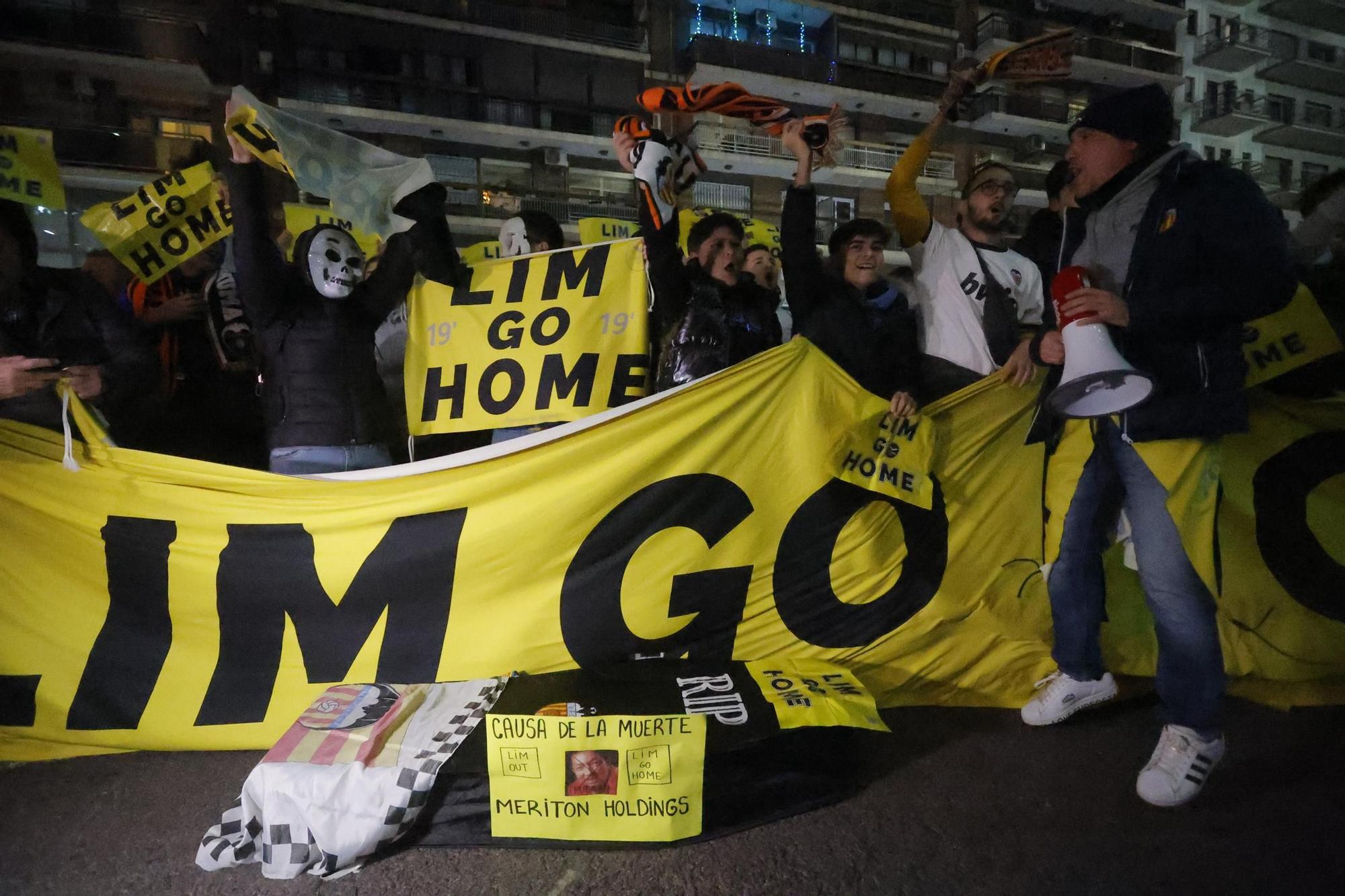 Así ha sido la protesta contra Peter Lim antes del enfrentamiento contra el FC Barcelona