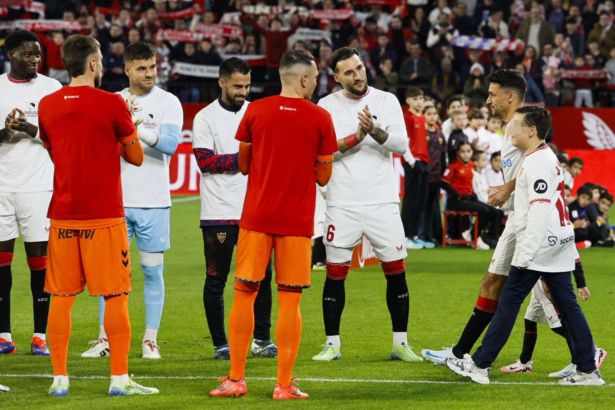Sevilla, 14/12/2024.- El jugador del Sevilla, Jesús Navas (d), durante el homenaje que ha recibido antes del inicio del encuentro correspondiente a la jornada 17 de Laliga EA Sports que disputan hoy sábado Sevilla y Celta en el estadio Sanchez Pizjuan de Sevilla. EFE/José Manuel Vidal.
