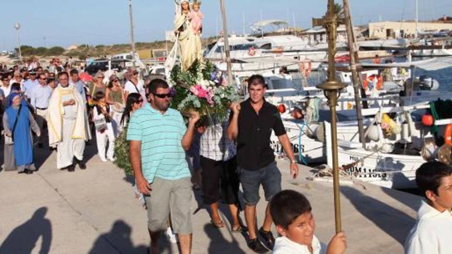 La procesión religiosa recorrió parte de los muelles de la Savina antes de embarcar a la virgen.