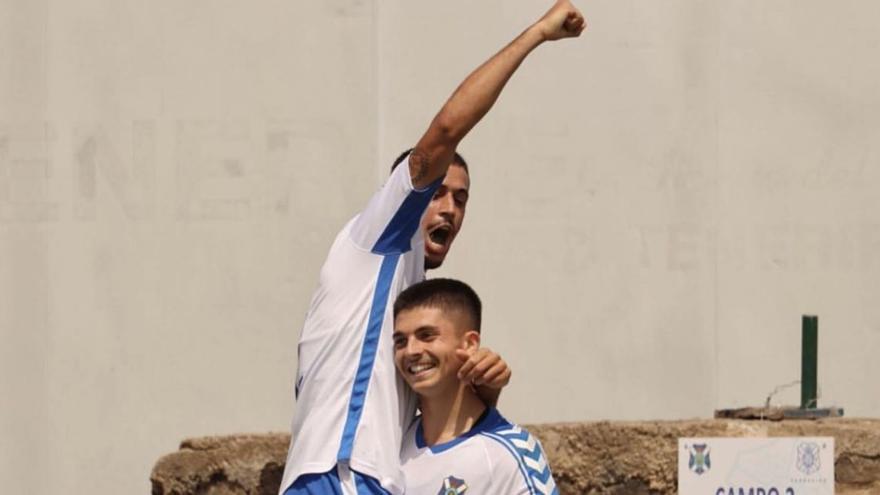 David celebra un gol con Teto durante la etapa de ambos en el filial blanquiazul.