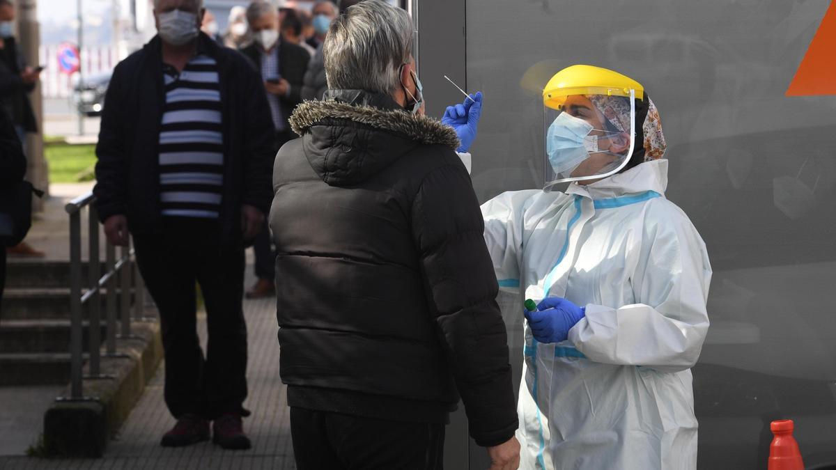 Una sanitaria hace una prueba PCR en el Covidauto de O Ventorrillo.