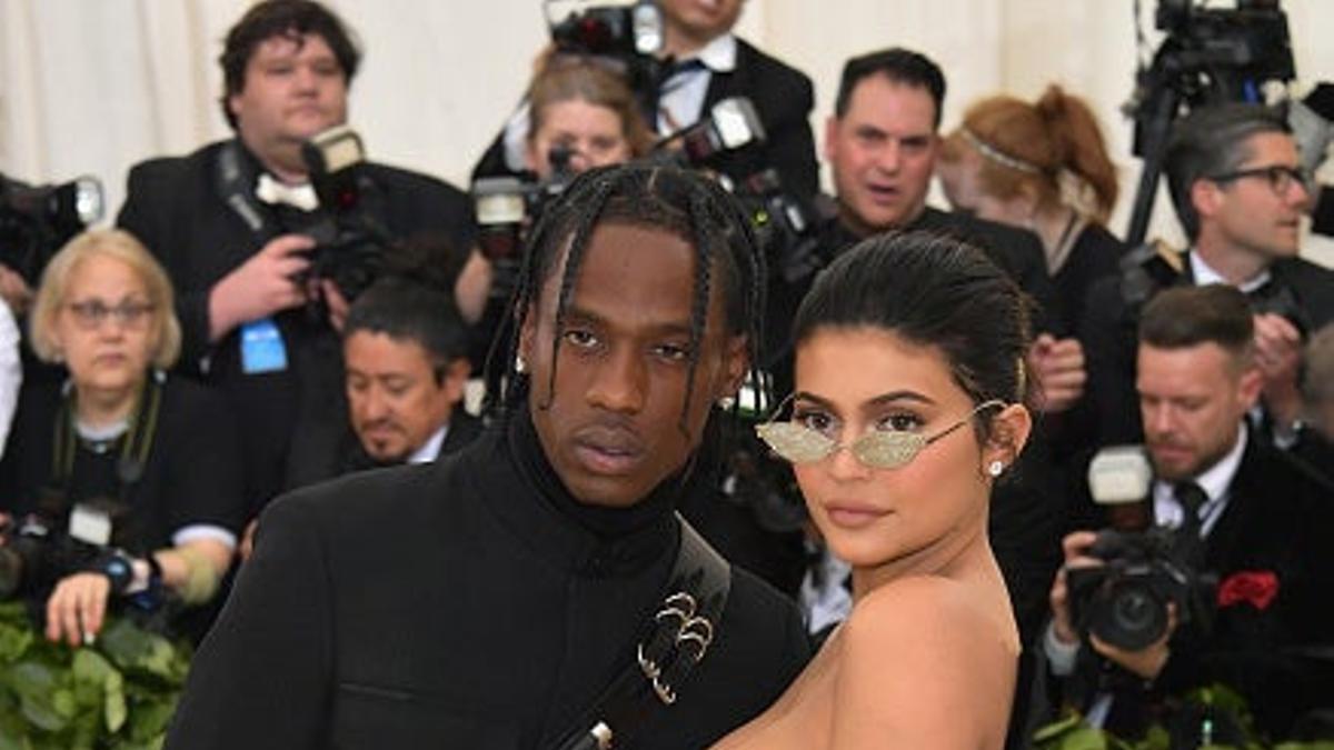 Travis Scott tumbado sobre Kylie Jenner en la Gala Met