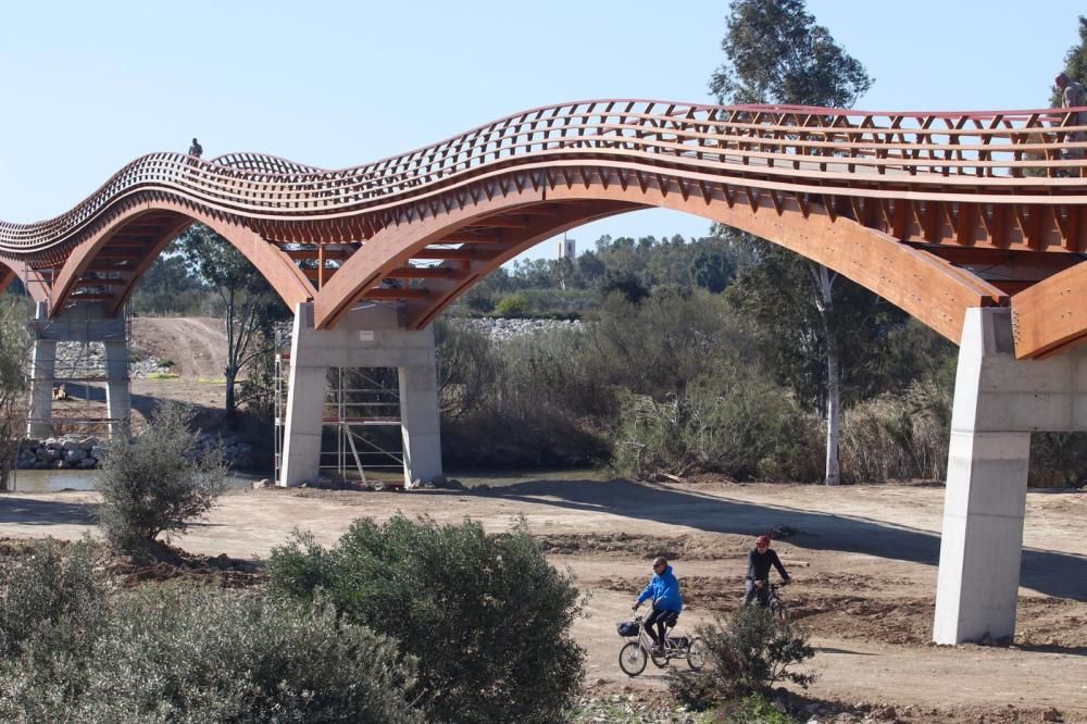 Sin fecha oficial para su apertura, la pasarela de madera que conecta la rotonda junto al Estadio de Atletismo y el Martín Carpena con la orilla opuesta del río Guadalhorce ya está instalada.