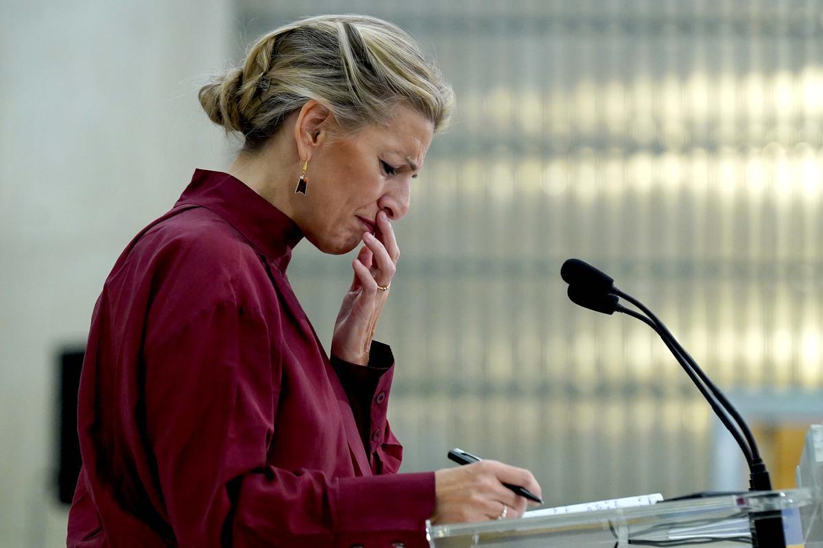 La vicepresidenta segunda del Gobierno y ministra de Trabajo y Economía Social, Yolanda Díaz, tras la reunión con responsables del Sindicato de Inquilinas e Inquilinos, del Sindicat de Llogateres y de la Plataforma de Afectados por la Hipoteca (PAH)./