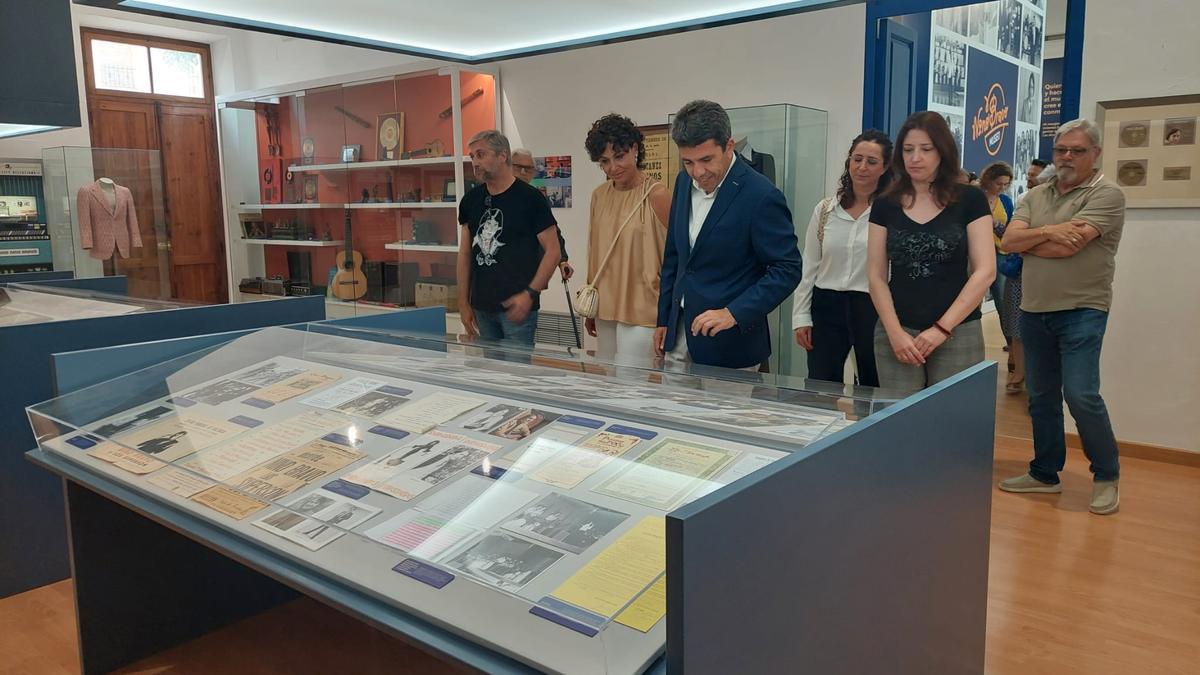 Carlos Mazón junto Luci Bataller, en una visita reciente al museo Nino Bravo de Aielo de Malferit.
