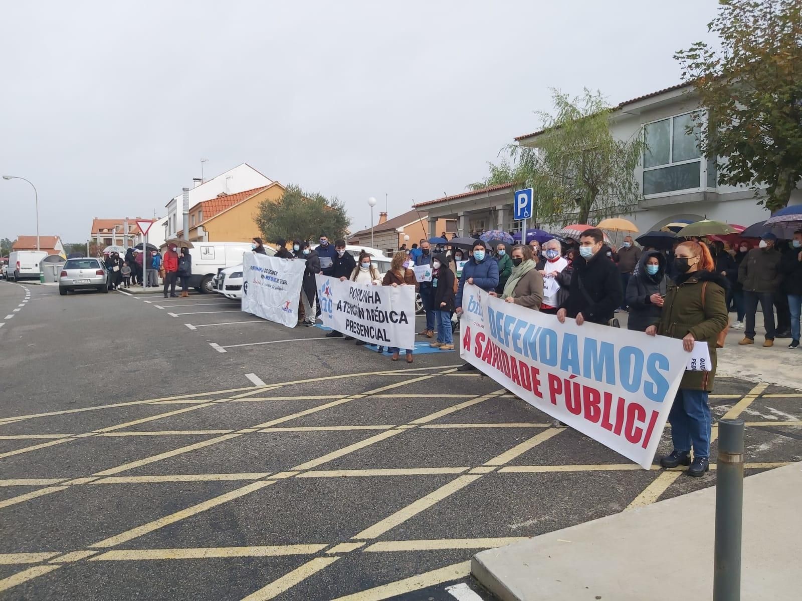 Más de 200 personas en A Illa exigen la restitución del servicio de pediatría