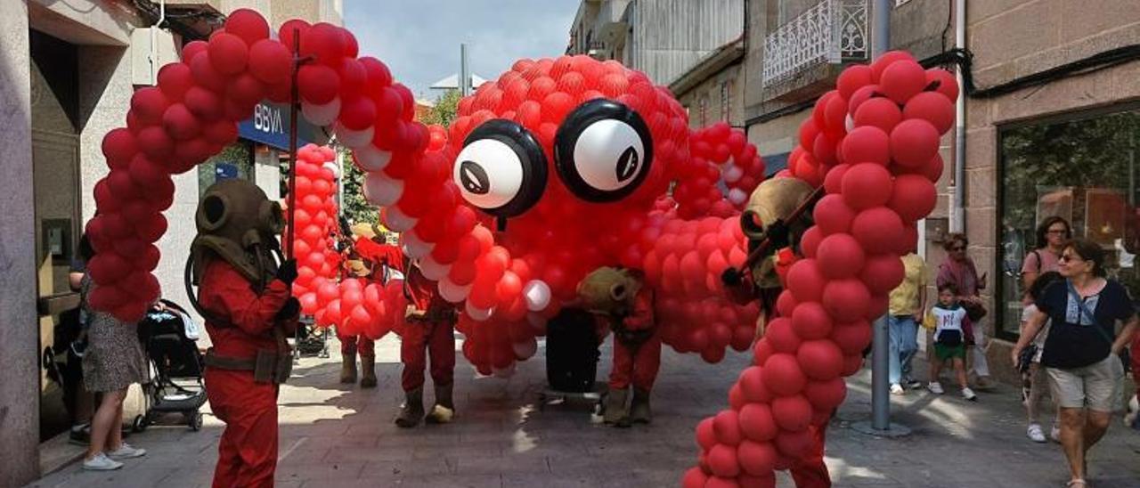 El desfile del “polbo xigante” de Bueu a su paso por la calle peatonal Eduardo Vincenti.   | // G.N.