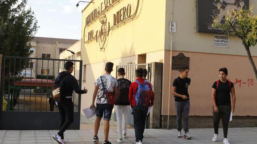 Alumnos a la entrada del IES Río Duero.