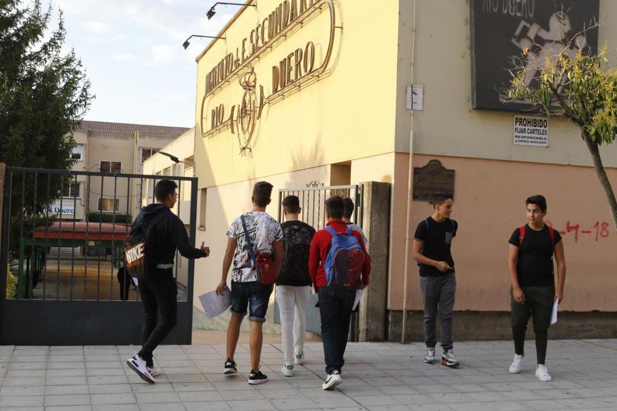 Alumnos a la entrada del IES Río Duero.