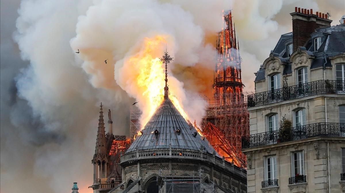 Impresionante incendio en la catedral de Notre Dame.