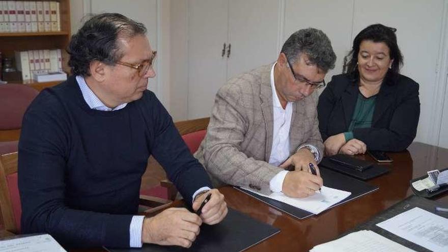 Bas, en el centro, firma el convenio con el representante de Aliseda.