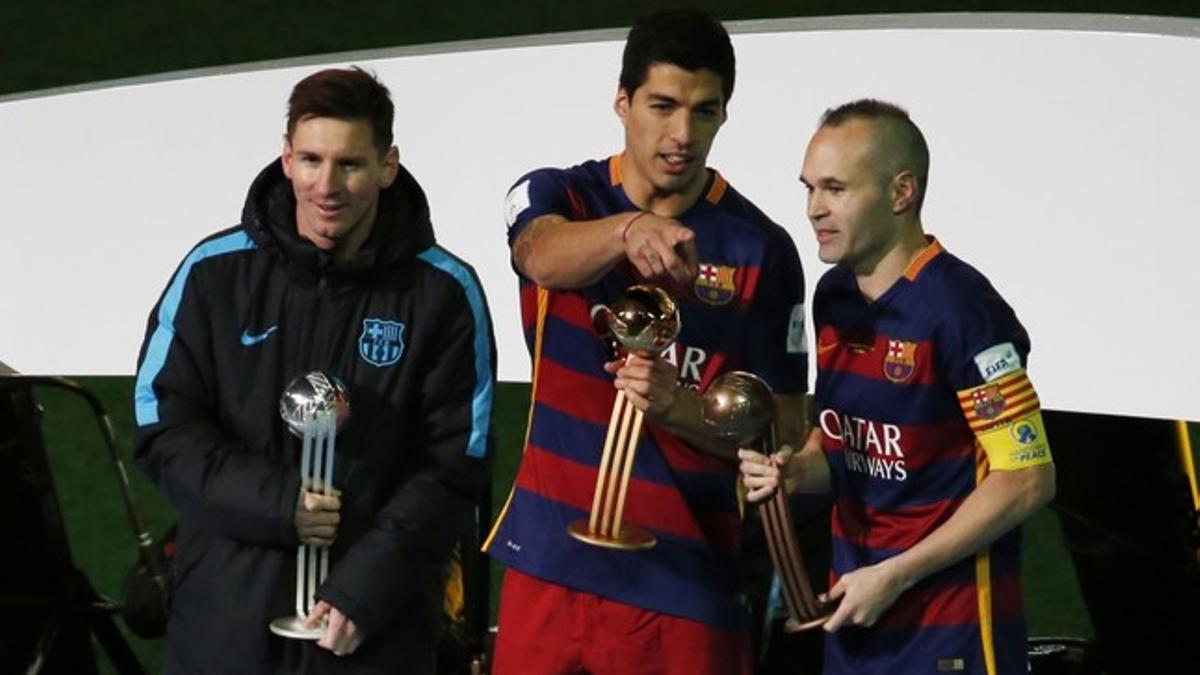 Messi (Balón de Plata), Suárez (Balón de Oro) e Iniesta (Balón de Plata), un trío mágico en el podio de Yokohama tras la final del Mundial de Clubs.