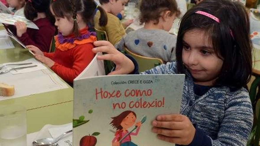 Alumnos de Primaria en el comedor del CEP Campolongo. // R.Vázquez