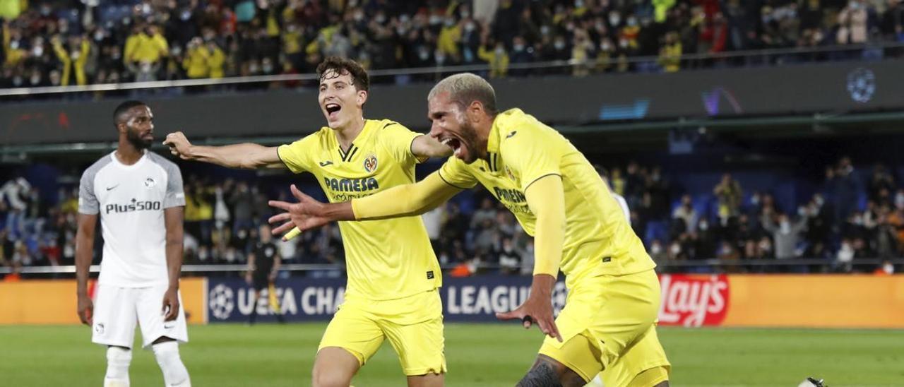 Capoue y Pau celebran el tanto del francés en La Cerámica ante el Young Boys.