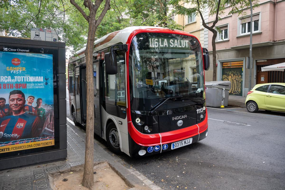 El minibús circula por el barrio de la Salut de Gràcia.