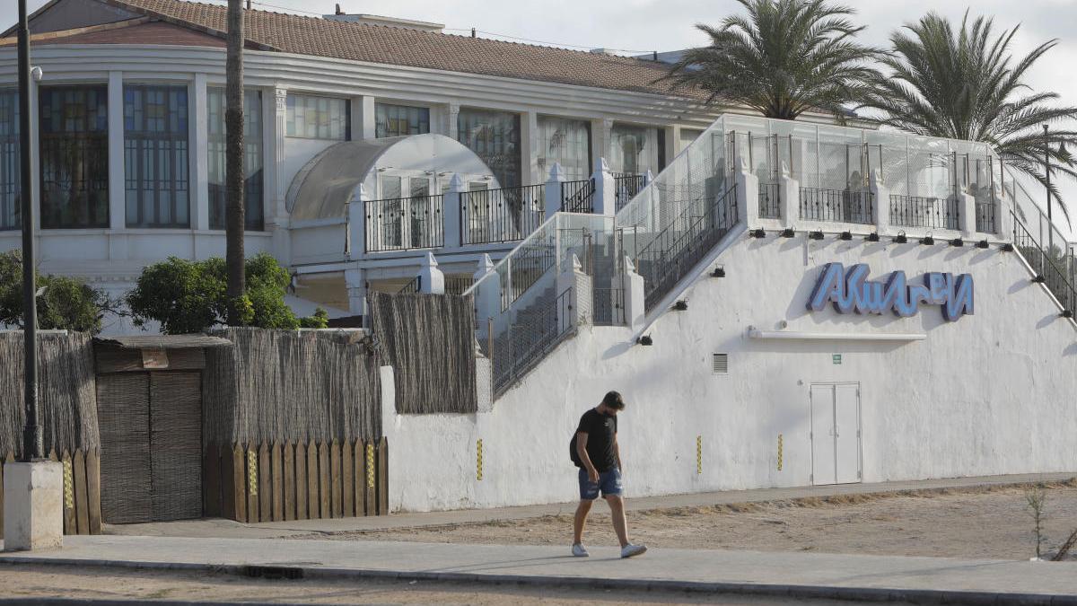 Fachada de la discoteca Akuarela, que reabrirá esta madrugada.