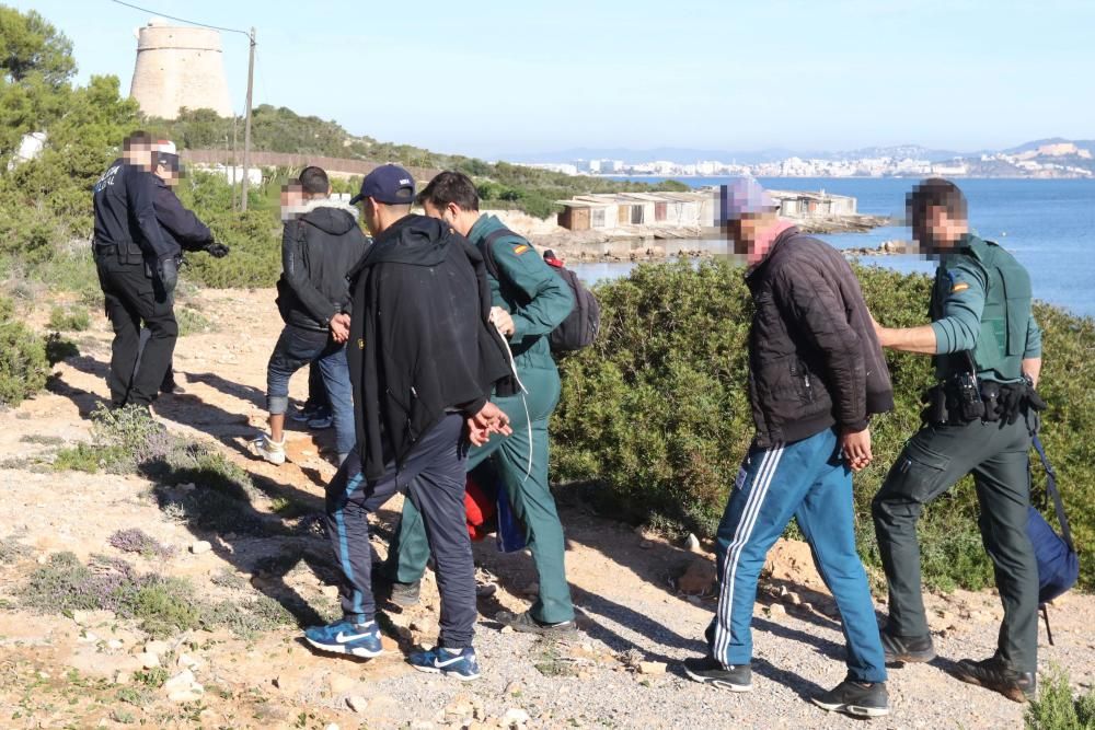 Inmigrantes detenidos tras llegar en patera a Ibiza