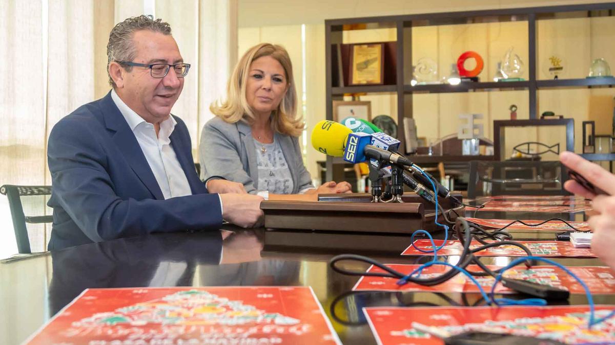 El alcalde junto a la concejal de Fiestas de Benidorm.