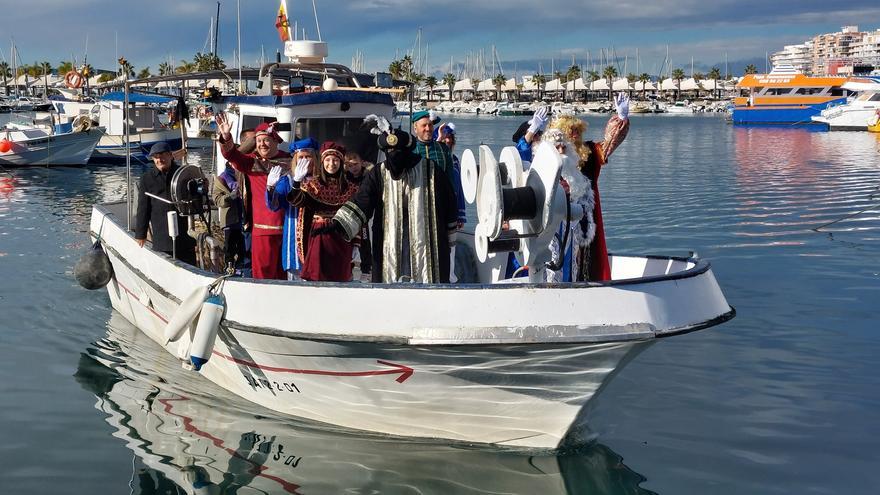 Los Reyes Magos entran a Santa Pola por el puerto