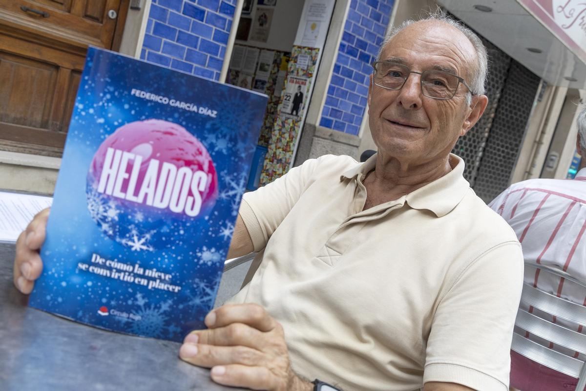 Federico García muestra un ejemplar de su libro "Helados".