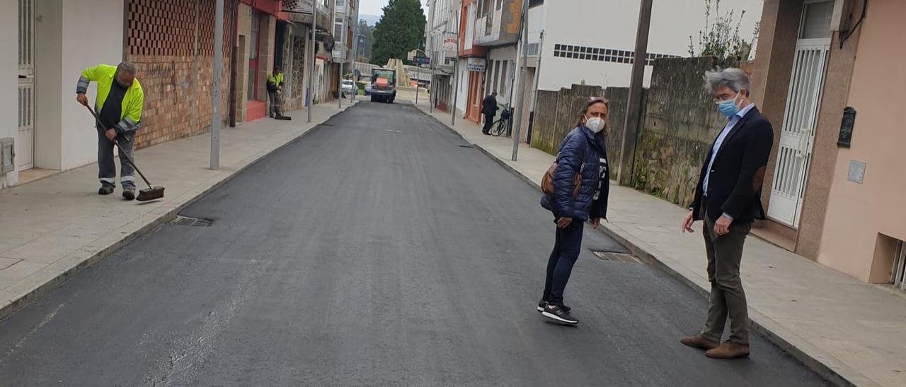 Ángeles Domínguez y José Cacabelos supervisando el asfaltado en la calle Luis Seoane, entre Barqueiras y Confìn.