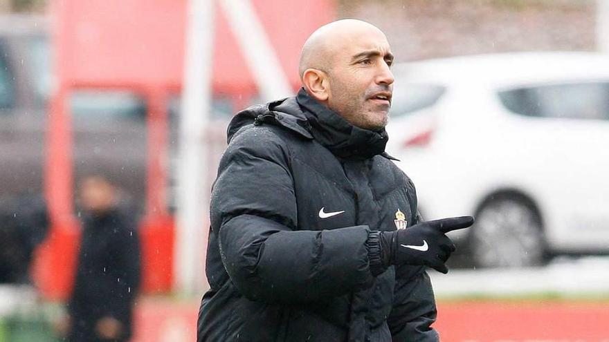 Abelardo, durante el entrenamiento de ayer en Mareo.