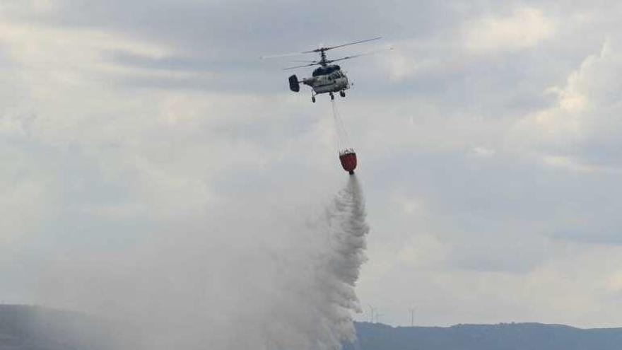 Izquieda, descarga de gua desde un medio aéreo. Arriba una máquina trata de hacer un cortafuegos y, a la derecha, las llamas se apoderan de la vegetación en Otero de Sanabria