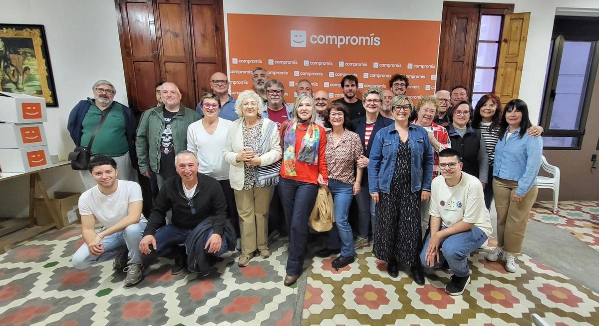 Pilar Moncho con los militantes que participaron el viernes en la asamblea que la designó como candidata.