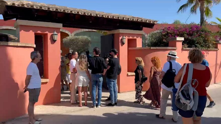VÍDEO | Así ha sido la llegada de los asistentes al acto de Miguel Bosé y Josep Pàmies en Es Molí des Comte