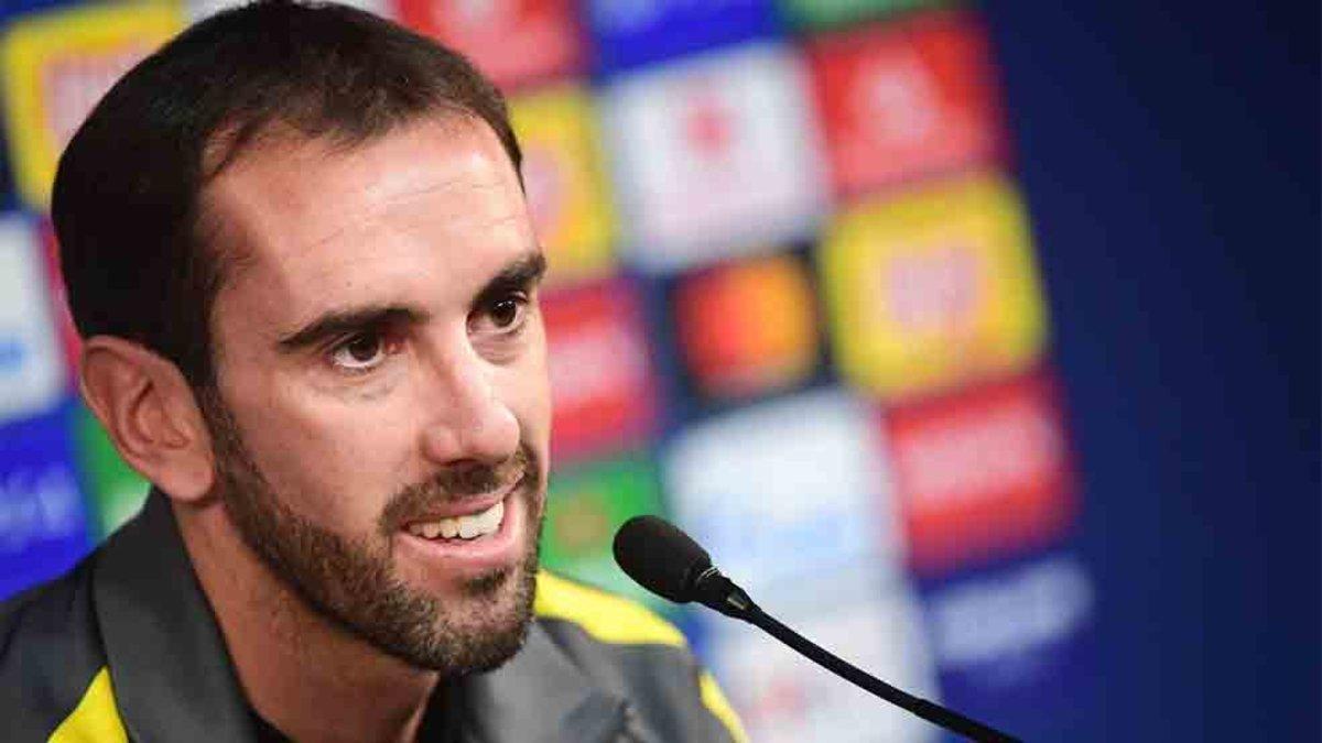 Diego Godín compareció ante los medios de comunicación