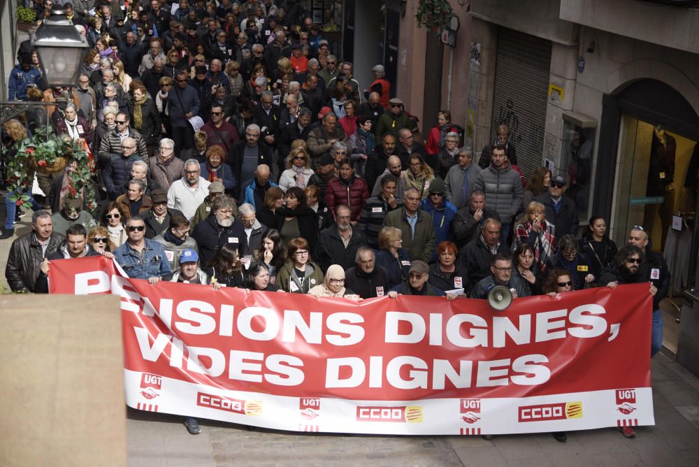 Un miler de persones es manifesten a Manresa a favor d'unes pensions dignes