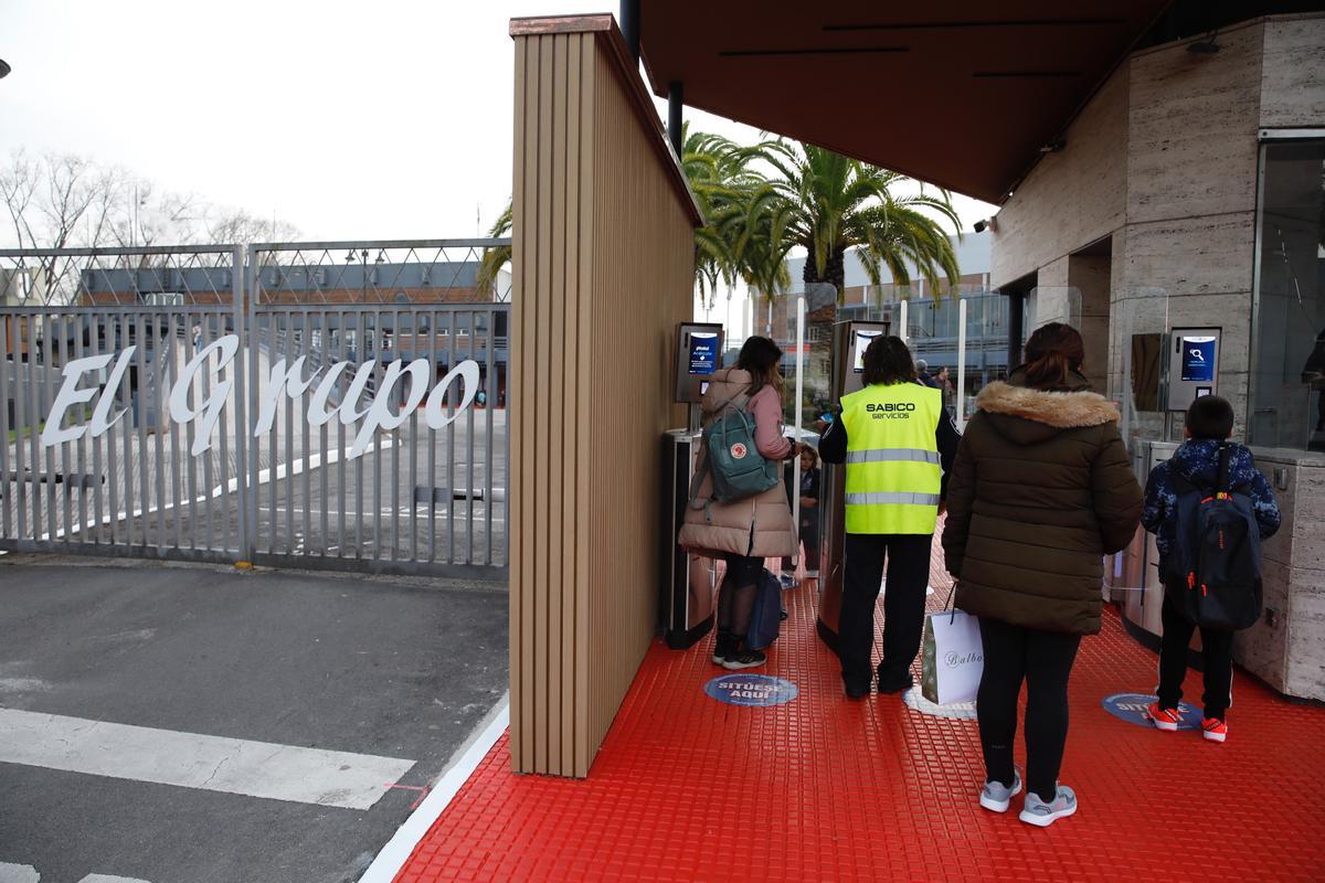 Socios accediendo al Grupo Covadonga por la puerta norte.