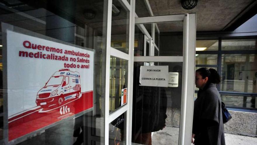 El centro de salud de San Roque, en Vilagarcía, es uno de los lugares donde se pegaron los carteles reivindicativos. // Iñaki Abella