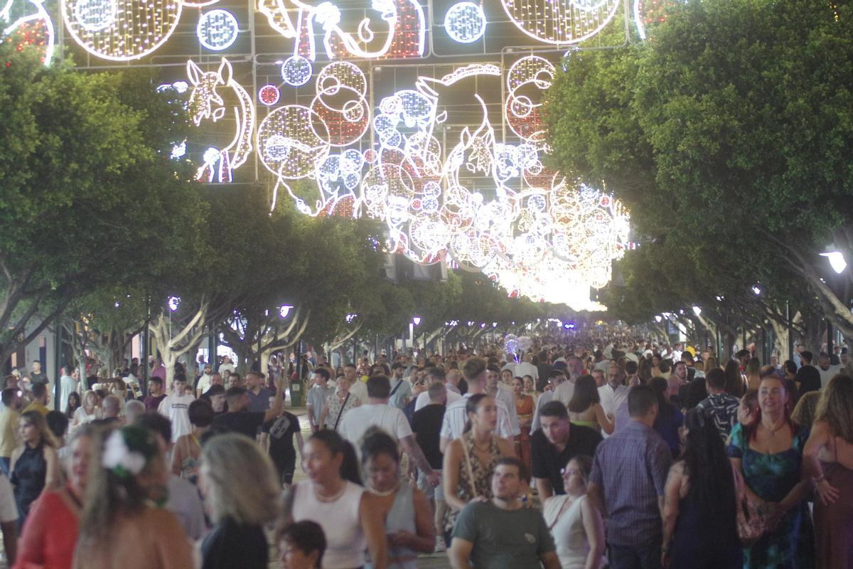 Lleno en el Real la primera noche de la Feria de Málaga 2025
