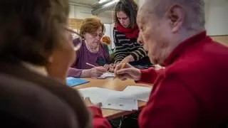 La escuela popular que sale al rescate de los adultos "desatendidos" del Besòs